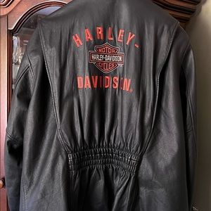Beautiful, gently used Women’s Harley Davidson Leather jacket 🧡🖤